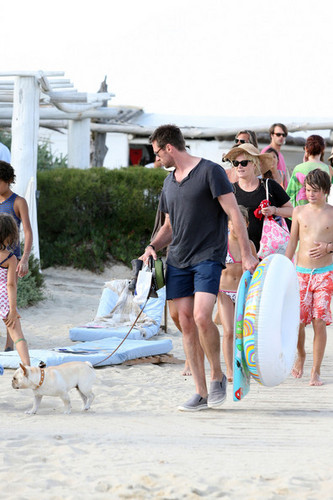  Hugh Jackman and Family at the 海滩 in St. Tropez