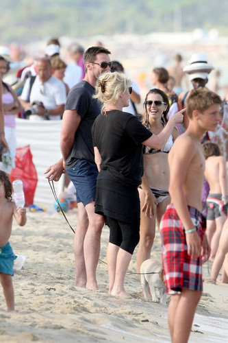  Hugh Jackman and Family at the समुद्र तट in St. Tropez
