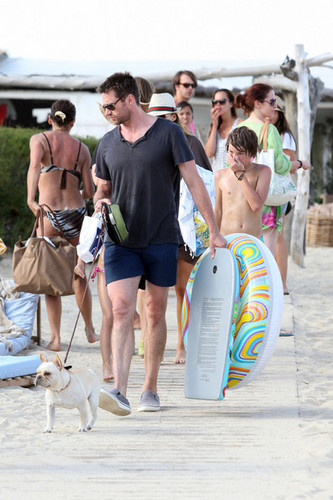  Hugh Jackman and Family at the playa in St. Tropez