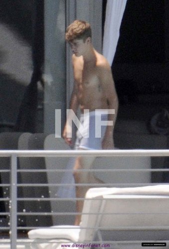 Justin Bieber's underwear with the July 31, 2011 in Miami, Florida, this position was pictured in th
