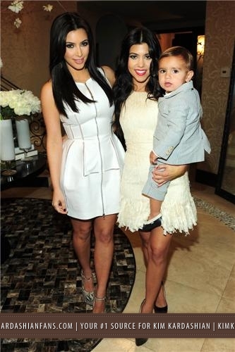 Kim & Kris' Engagement Party Hosted 由 Khloe Kardashian - 6/2011
