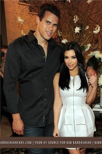  Kim & Kris' Engagement Party Hosted 由 Khloe Kardashian - 6/2011