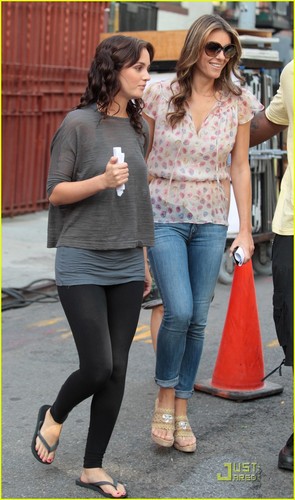  Leighton Meester: 'Gossip Girl' Set with Elizabeth Hurley and Chase Crawford