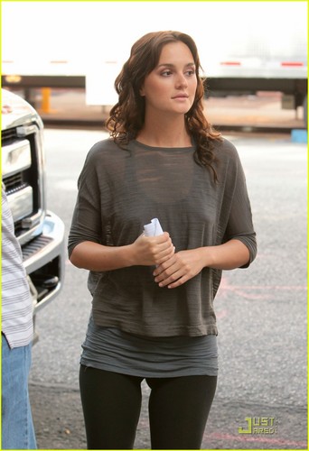  Leighton Meester: 'Gossip Girl' Set with Elizabeth Hurley and Chase Crawford