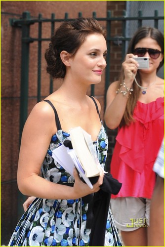  Leighton Meester and Penn Badgley hit the set of Gossip Girl on a hot 日 in New York City