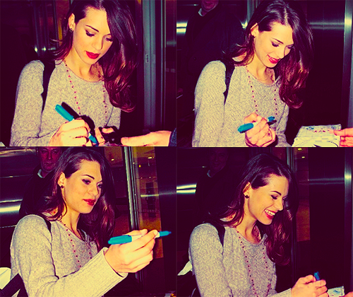  Lyndsy signing autographs <3