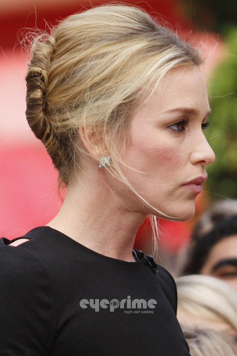  Piper Perabo on the Extra 表示する at The Grove in Hollywood. July 28.