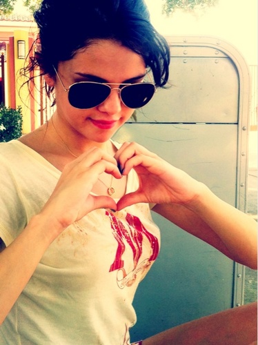  Selena - New Twitter Pictures