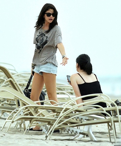  Selena - On the bờ biển, bãi biển in Palm bờ biển, bãi biển - July 27, 2011