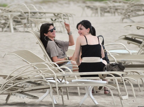  Selena - On the spiaggia in Palm spiaggia - July 27, 2011