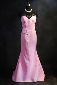  Serena's merah jambu dress