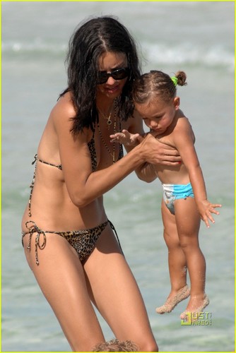  Adriana Lima: Bikini Babe in Miami!