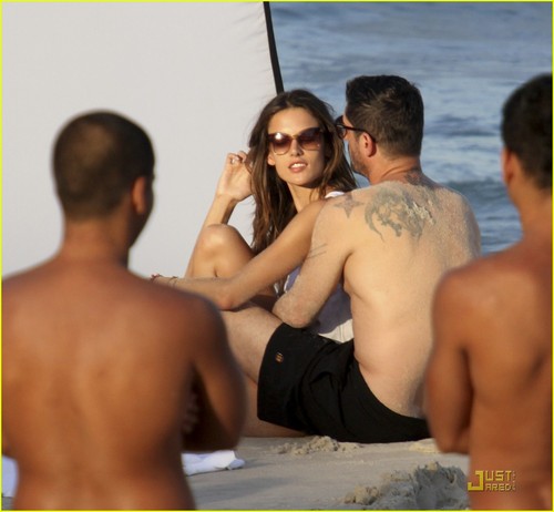  Alessandra Ambrosio: Beachfront Bikini picha Shoot!