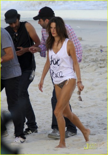  Alessandra Ambrosio: Beachfront Bikini 照片 Shoot!