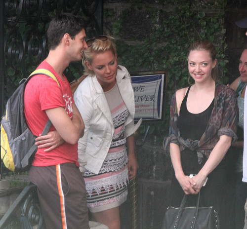  Amanda Seyfried and Katherine Heigl out for lunch in Connecticut, August 1