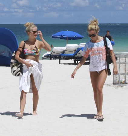  Ashley - At the 海滩 in Miami with Julianne Hough - August 01, 2011