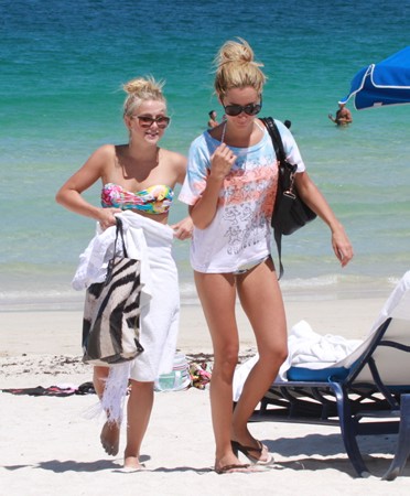  Ashley - At the beach, pwani in Miami with Julianne Hough - August 01, 2011