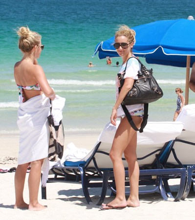  Ashley - At the ساحل سمندر, بیچ in Miami with Julianne Hough - August 01, 2011