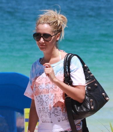  Ashley - At the 海滩 in Miami with Julianne Hough - August 01, 2011