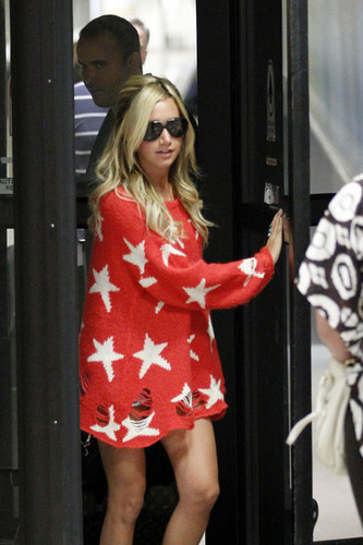  Ashley Tisdale is a super তারকা as she touches down at LAX and totes her own luggage back to her car
