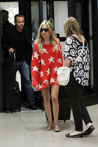  Ashley Tisdale is a super तारा, स्टार as she touches down at LAX and totes her own luggage back to her car