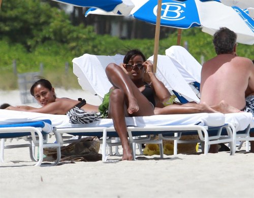  Bikini Candids on the 海滩 in Miami 1 05 2011