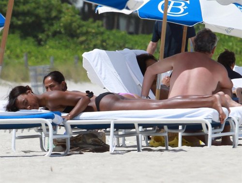  Bikini Candids on the समुद्र तट in Miami 1 05 2011