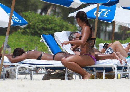  Bikini Candids on the समुद्र तट in Miami 1 05 2011