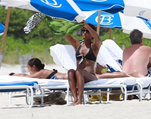  Bikini Candids on the playa in Miami 1 05 2011