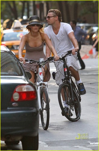  Blake Lively & Leonardo DiCaprio: Biking in NYC!