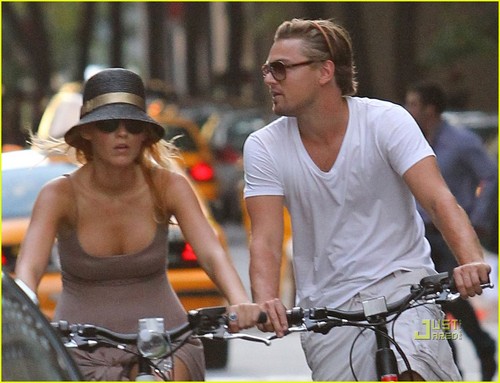  Blake Lively & Leonardo DiCaprio: Biking in NYC!