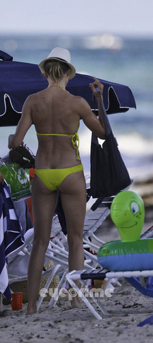 Cameron Diaz in a Bikini on the plage in Miami, Jul 31
