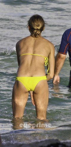  Cameron Diaz in a Bikini on the de praia, praia in Miami, Jul 31