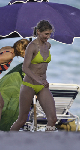  Cameron Diaz in a Bikini on the plage in Miami, Jul 31