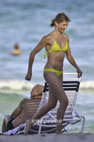  Cameron Diaz in a Bikini on the 海滩 in Miami, Jul 31