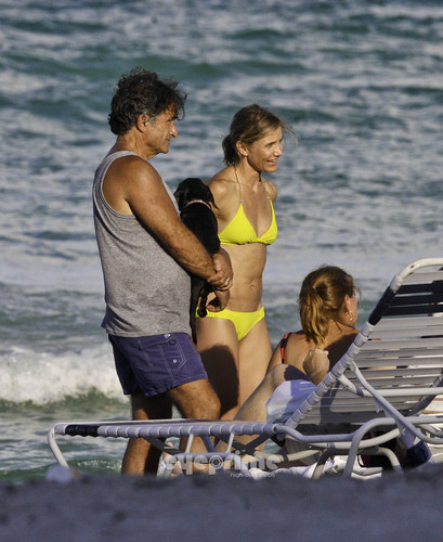  Cameron Diaz in a Bikini on the pantai in Miami, Jul 31