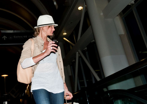  Cameron Diaz pulls a set of gravity-defying moves at LAX after a long and apparently fun flight.