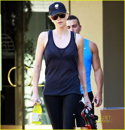  Charlize Theron keeps a low profaili as she walks to her local gym on Monday (August 1) in L.A
