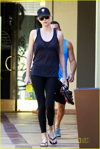  Charlize Theron keeps a low perfil as she walks to her local gym on Monday (August 1) in L.A