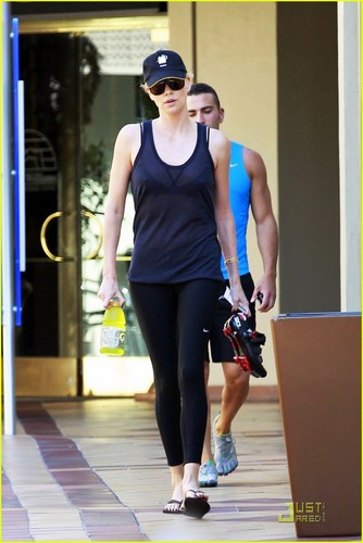  Charlize Theron keeps a low Профиль as she walks to her local gym on Monday (August 1) in L.A