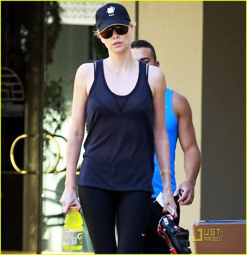  Charlize Theron keeps a low পরিলেখ as she walks to her local gym on Monday (August 1) in L.A