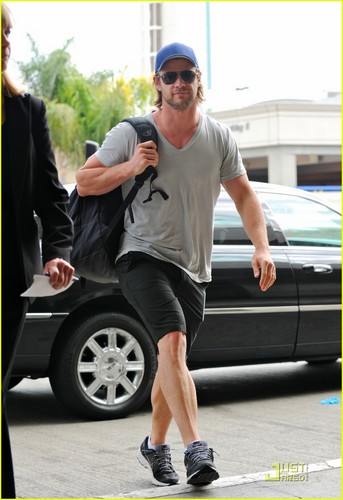  Chris Hemsworth: 'Avengers' Teaser Clip Released!