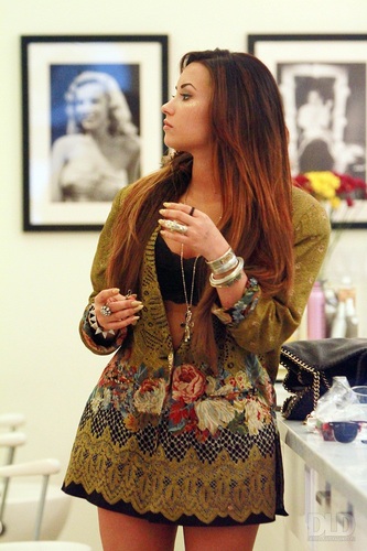  Demi - Getting her hair done at a salon in Los Angeles, CA - August 02, 2011
