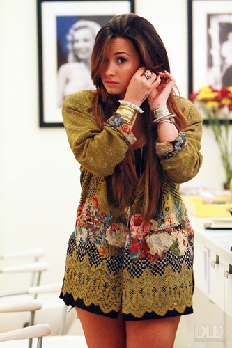  Demi - Getting her hair done at a salon in Los Angeles, CA - August 02, 2011