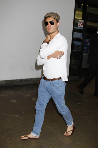  Ed Westwick Arriving at LAX - 31 07 2011