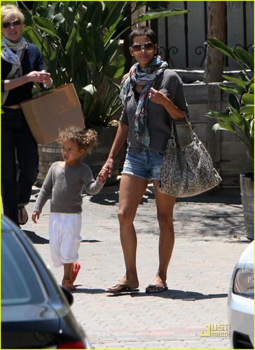  Halle Berry & Olivier Martinez: Lunch with Nahla!