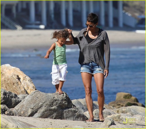  Halle Berry & Olivier Martinez: Lunch with Nahla!