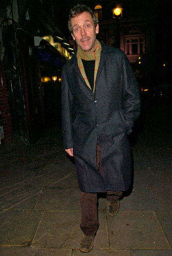  Hugh Laurie walks through St. Martin's Lane in ロンドン on Dec. 12, 2007.