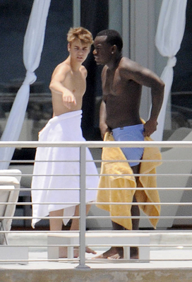  Justin Bieber Relaxing kwa A Pool In Miami