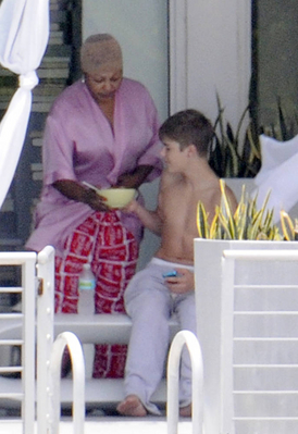  Justin Bieber Relaxing 의해 A Pool In Miami